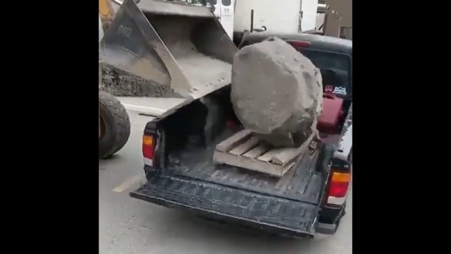 Mężczyzna użył buldożera do zrzucenia gigantycznego głazu na pickupa
