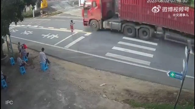 Dzieciak wbiegł przed ciężarówkę na oczach dziadka. To cud, że nic mu się nie stało!
