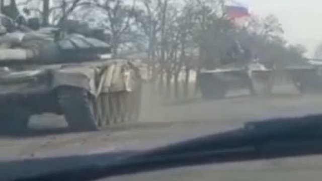 Rosyjskie pojazdy opancerzone znajdują się na obrzeżach Nowej Kachówki w obwodzie chersońskim.