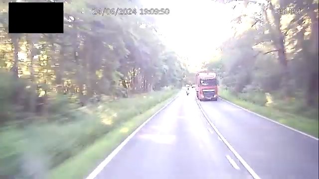 Motocyklista tym razem miał szczęście. Jechał prosto na czołówkę z TIRem [WIDEO]