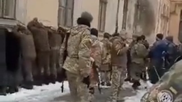 rosyjscy jeńcy w areszcie sił ukraińskich w Sumach po kapitulacji