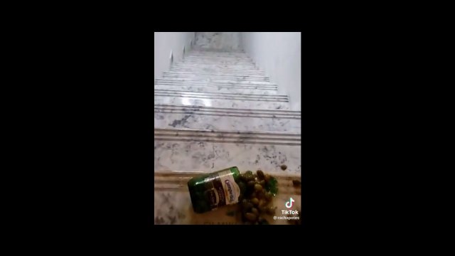 Szklane butelki vs. schody. W każdym przypadku efekt był zupełnie inny
