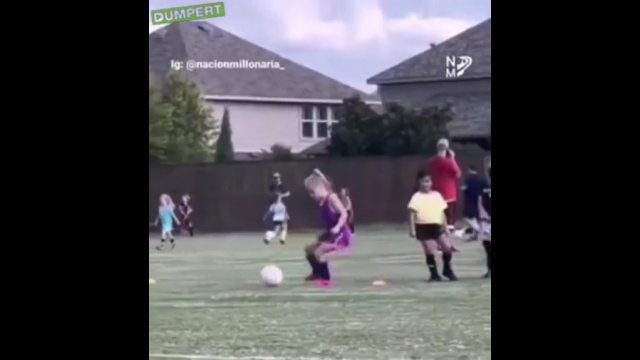 Tatuś bardzo chciał, aby jego córka była piłkarką. Dziewczynka ma raczej inny pomysł na siebie