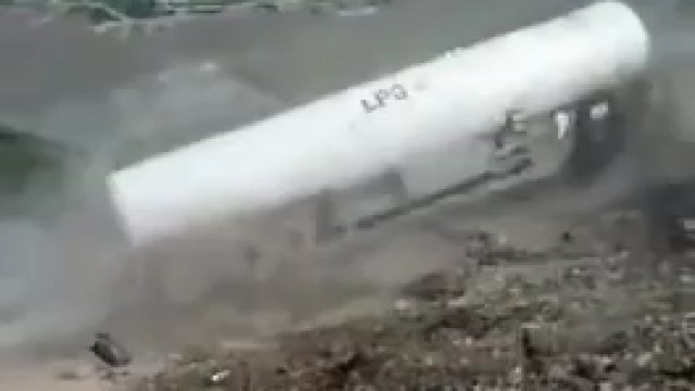 Pakistan. Ciężarówka przewożąca LPG spadła ze stromego wzgórza