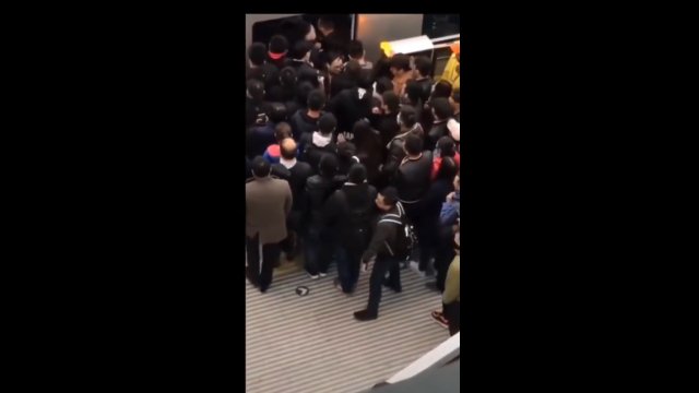 Facet próbował wysiąść z pociągu, ale tłum wciągnął go z powrotem do środka