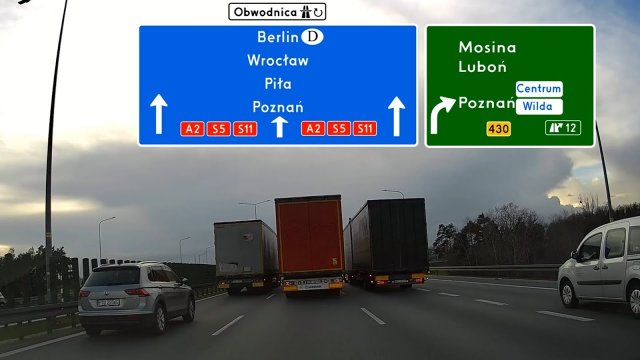 Wyprzedzanie równoległe trzech ciężarówek przez 6 km na A2 w Poznaniu