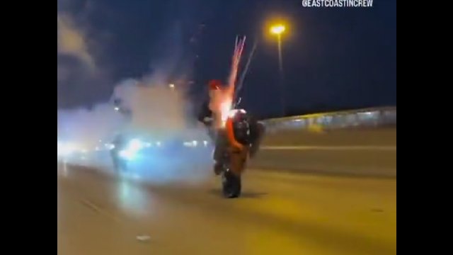 Epicki przejazd na motorze na jednym kole [WIDEO]