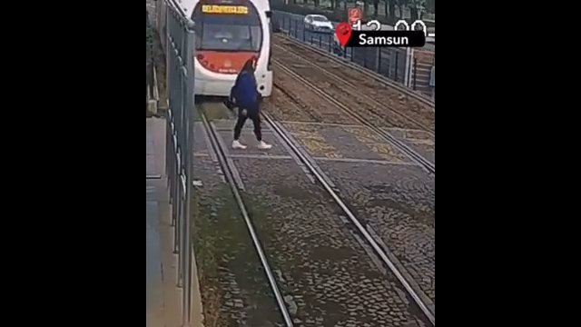 Dziewczyna słuchała głośno muzyki i nie usłyszała nadjeżdżającego pociągu