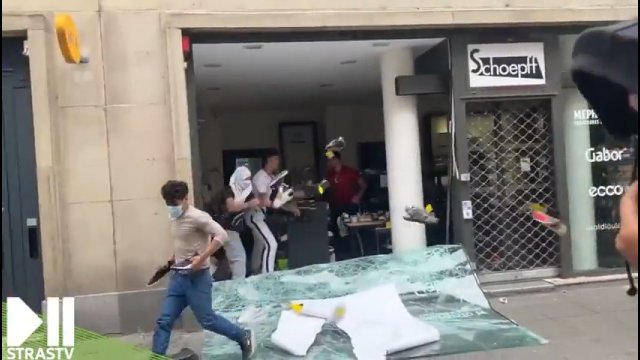Chaos we Francji. Plądrują sklepy na potęgę, niszczą witryny i walczą z policją