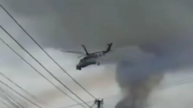 Ukraiński śmigłowiec szturmowy Mi-24P atakuje wojska rosyjskie rakietami C-8 w Gostomlu.