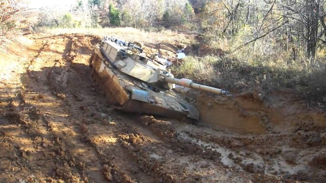 M1 Abrams utknął w błocie