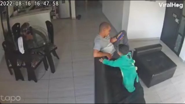 Znudzony dzieciak wykopał telefon swojemu ojcu
