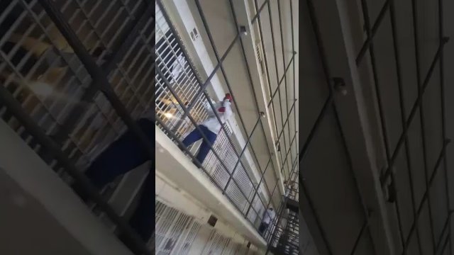 Więzienne wideo z trwających zamieszek w zakładzie poprawczym w Lansing w Kansas.