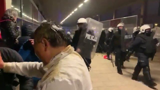 Policja pałuje przypadkowe osoby i fotoreporterów na stacji Warszawa Stadion.