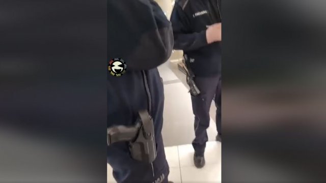 Policja covidowo-maseczkowa pogoniona w centrum handlowym