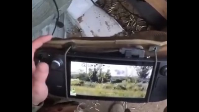 Ukraiński żołnierz używa Steam Decka jako zdalny kontroler karabinu maszynowego