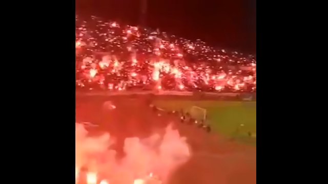 Kibice w Algierii odpalili kilka tysięcy raz podczas meczu piłki nożnej