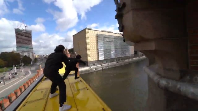 Skakanie do wody z dachu jadącego pociągu