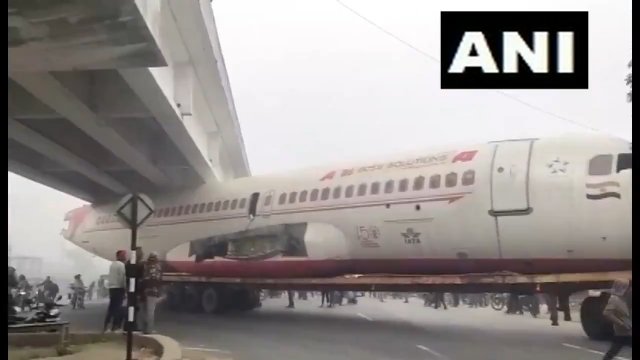 Kuriozalna sytuacja w Indiach. Samolot utknął pod... mostem!