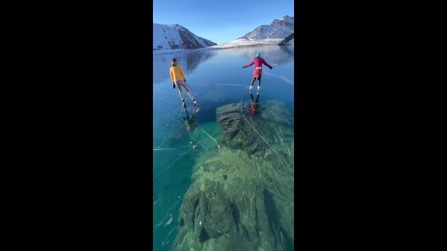 Przejażdżka na łyżwach po krystalicznie czystym akwenie [WIDEO]