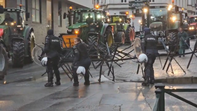 Rolnicy nie patyczkują się w Brukseli. Bez zawahania przełamują blokadę policyjną [WIDEO]