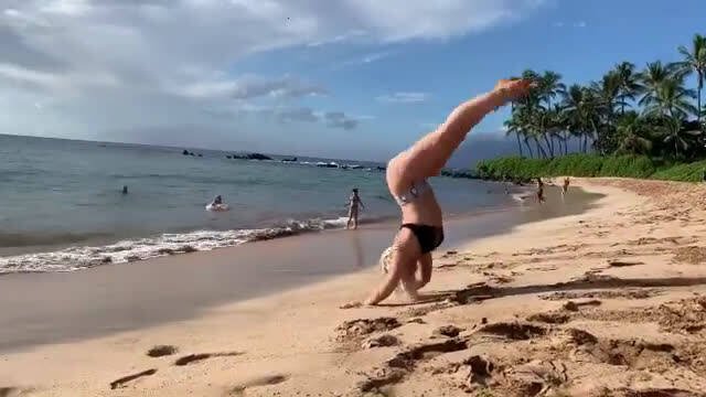 Kobieta-robak porusza się po piasku