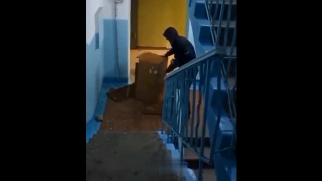 Pijany mężczyzna przegrał walkę z meblem na klatce schodowej