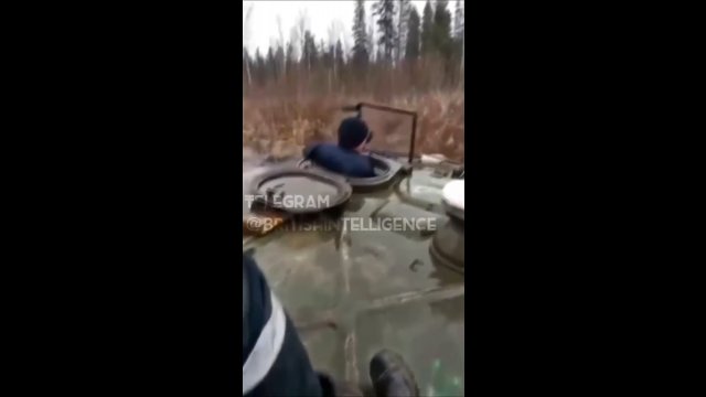 Rosyjscy żołnierze zalewają swój pojazd podczas próby przeprawy przez wodę