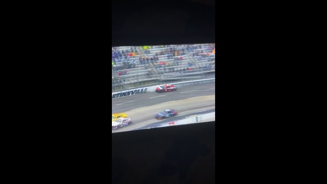 Kierowca NASCAR prezentuje „jazdę po ścianie”, aby zająć wyższą pozycję w wyścigu
