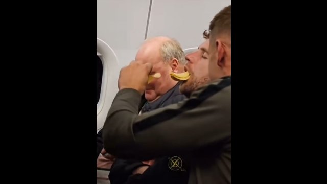 Chłopak zasnął w samolocie. Jego kolega od razu postanowił to wykorzystać