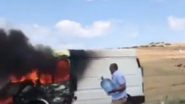 Facet podjął próbę ugaszenia busa, który stanął w płomieniach
