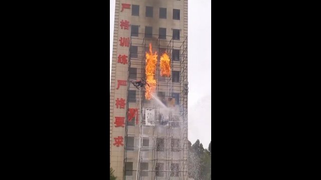Dron gaśniczy wykorzystany podczas pożaru wieżowca w Chinach