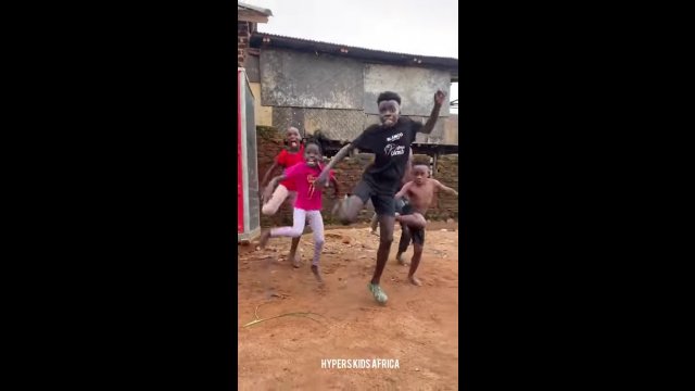 Afrykańskie dzieci uwielbiają tańczyć
