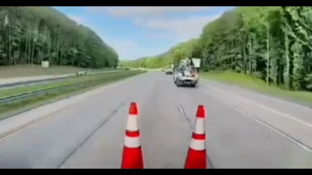 Przyhamowanie dźwigu na autostradzie to nie najlepiej przemyślany pomysł [WIDEO]