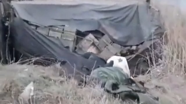 Rosyjska ciężarówka z amunicją zostaje splądrowana i zniszczona przez ukraińskich cywilów