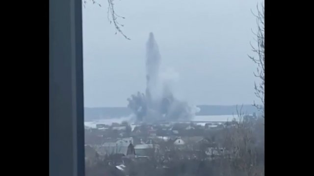 Moment eksplozji mostu w Staryi Saltiv