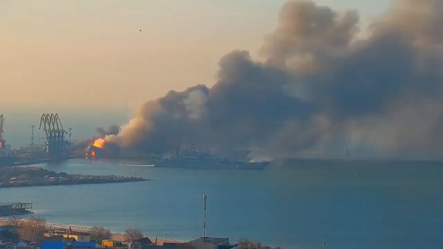 Płoną rosyjskie statki desantowe w porcie Berdiańsk