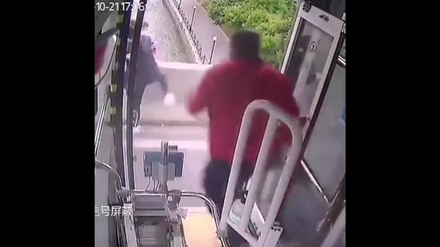 Kierowca autobusu ratuje chłopca przed zamordowaniem przez matkę