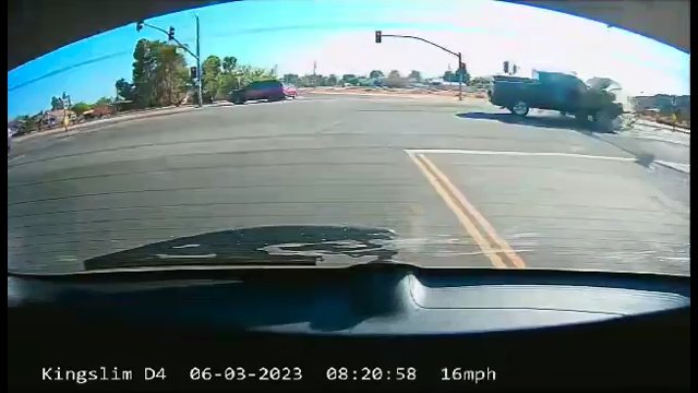 Kierowca nie zatrzymał się na czerwonym świetle i wbił się w inny samochód