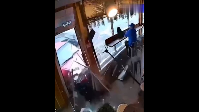 Samochód wbił się w kawiarnię. Klient nie wyglądał na specjalnie przejętego