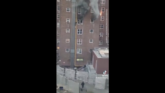 Para nastolatków wychodzi przez okno z płonącego mieszkania
