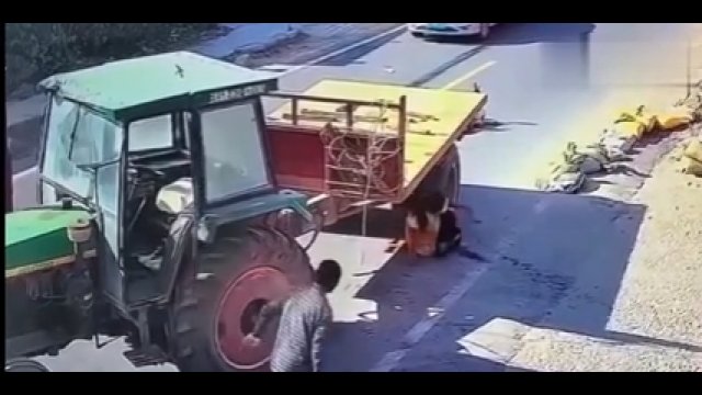 Kobieta została dwukrotnie zmiażdżona przez traktor