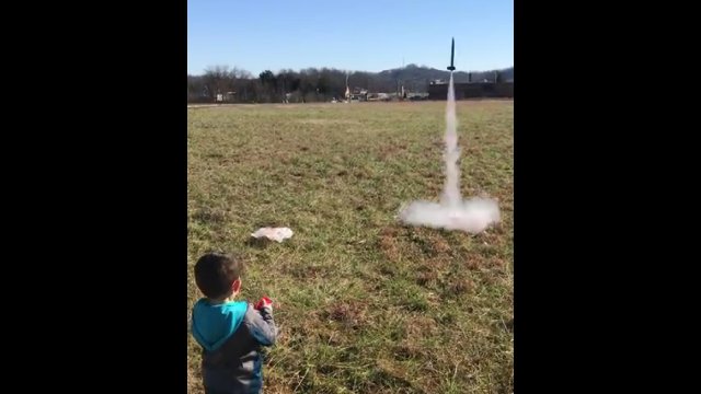 Reakcja dziecka na wystrzelenie pierwszej rakiety
