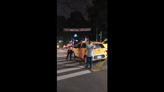 Mężczyzna z kijem baseballowym zaatakował taksówkarzy