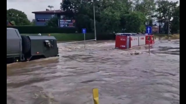 Żołnierze ewakuowali strażaków OSP. Ich wóz utknął na zalanej drodze