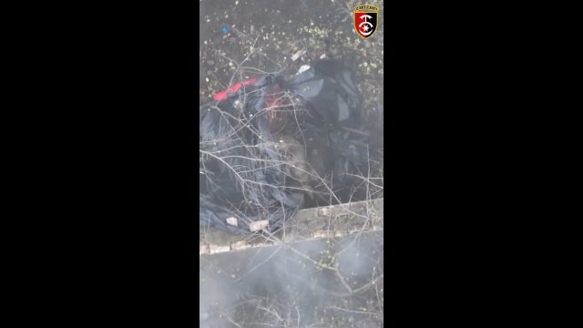 Ukraiński dron zrzuca granaty na rosyjskiego żołnierza śpiącego w workach na śmieci