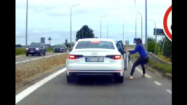 Gonitwa BMW za Audi, zajeżdżanie drogi. Kobieta wysiadła i... zaatakowała mężczyznę
