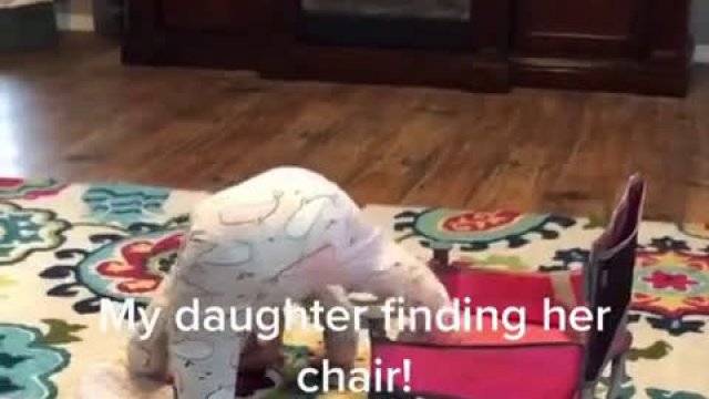 Dziecko uczy się obsługi krzesła