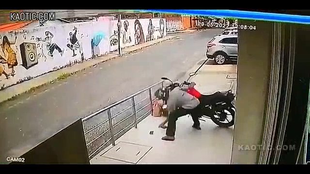 Nieporadny złodziej na motocyklu