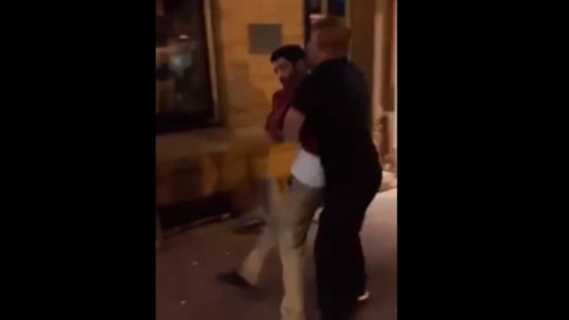 Pijany klient zostaje wyrzucony z klubu i próbuje walczyć z ochroną